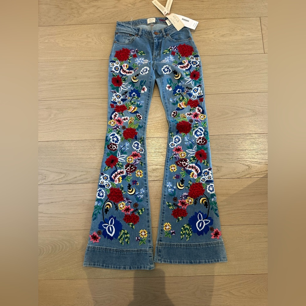 AO.LA BY ALICE + OLVIA FLORAL EMBROIDERED FLARE JEANS